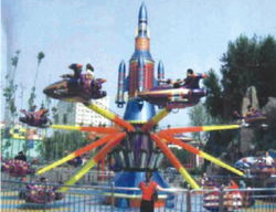 旋轉(zhuǎn)自控飛機(jī)B型 鄭州誠信戶外運(yùn)動(dòng)游樂設(shè)備廠的戶外運(yùn)動(dòng)新選擇